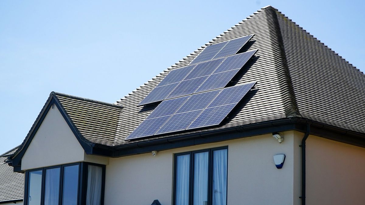 Een woning met zonnepanelen op het dak